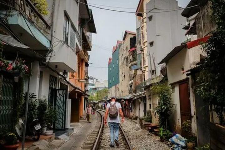 Nội dung: Trong một bóng mát trong mùa hè nóng bỏng, một cột mốc trong lịch sử nhạc