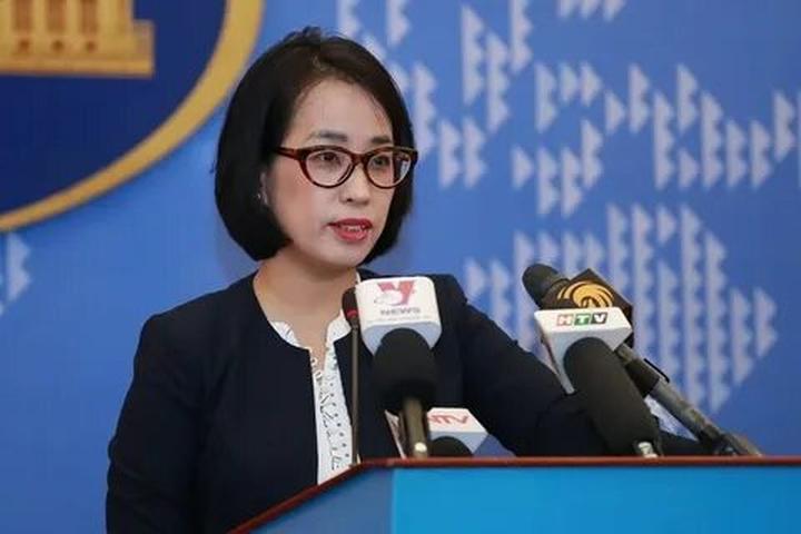 1. Áo hai dây bản mảnh: Áo hai dây bản mảnh tuy nhiên là một trong những mẫu áo khó